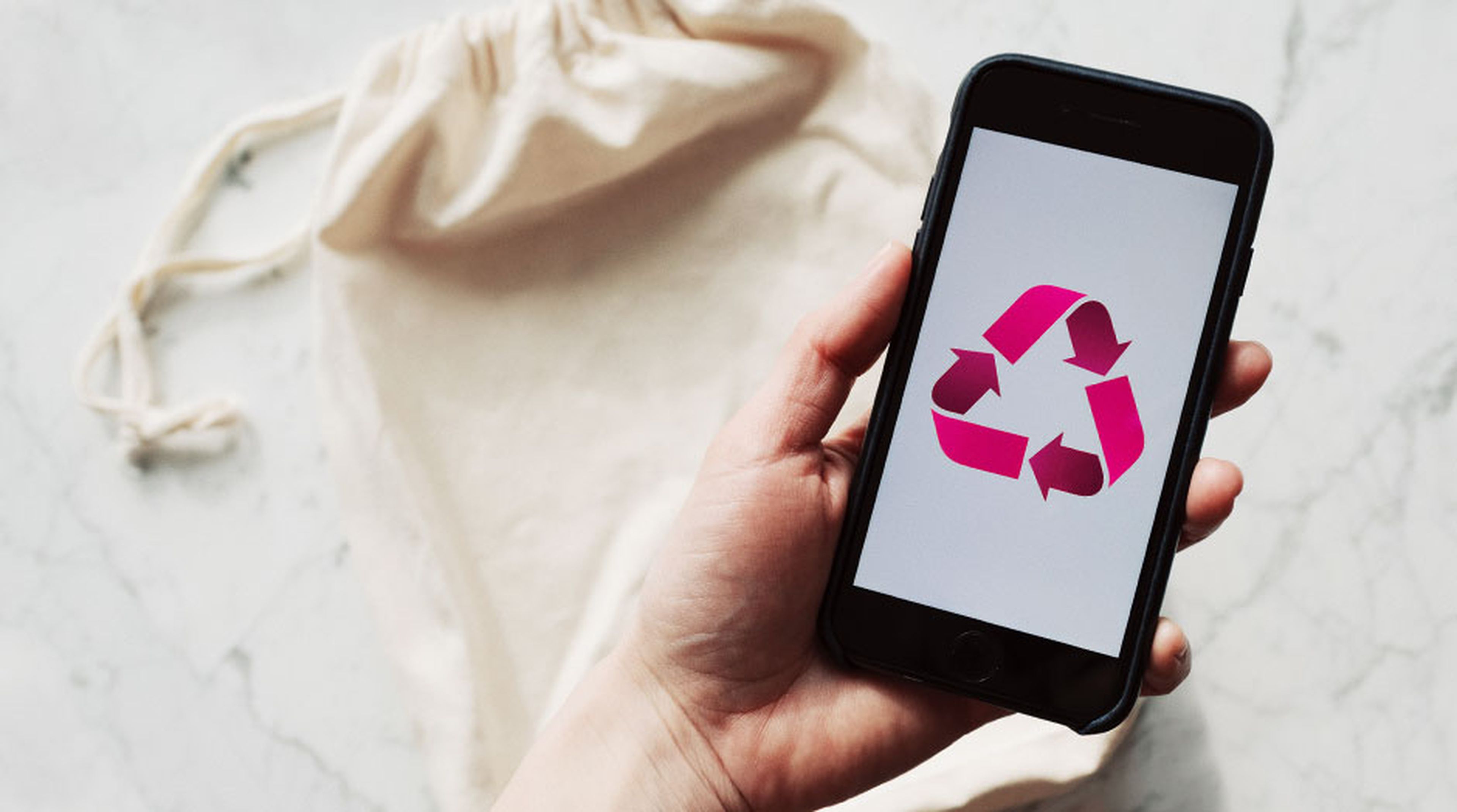 recyklovany telefon Smartfón s recyklačným symbolom.