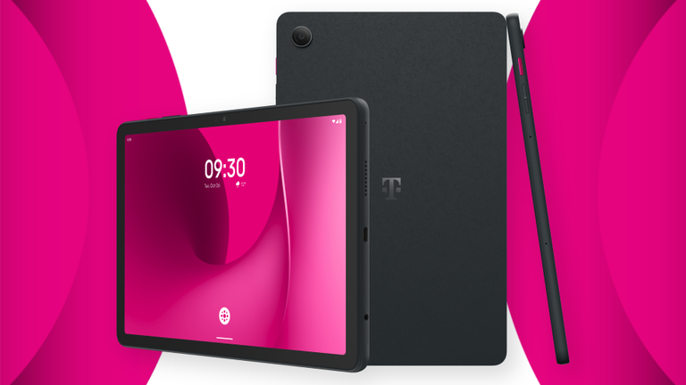 Čierny tablet s ružovou obrazovkou, ktorá zobrazuje čas, zobrazený spredu a zozadu na ružovom pozadí