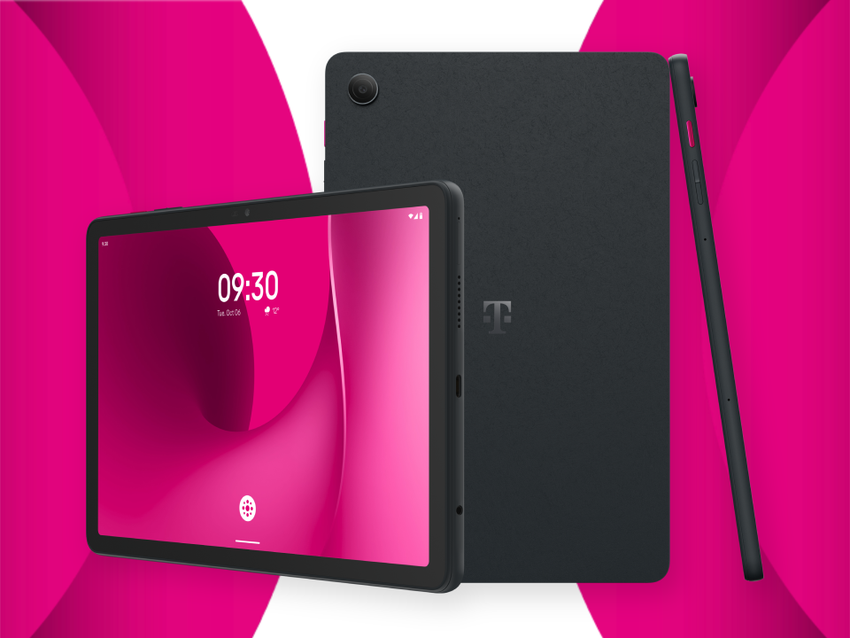 Čierny tablet s ružovou obrazovkou, ktorá zobrazuje čas, zobrazený spredu a zozadu na ružovom pozadí